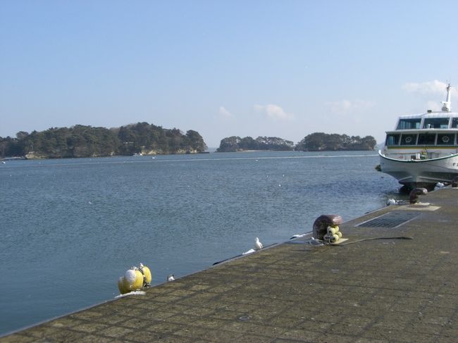 松島湾☆<br /><br />このときはまだ天気がよかった。。<br /><br />ちょっとみえているのが、乗る船！！