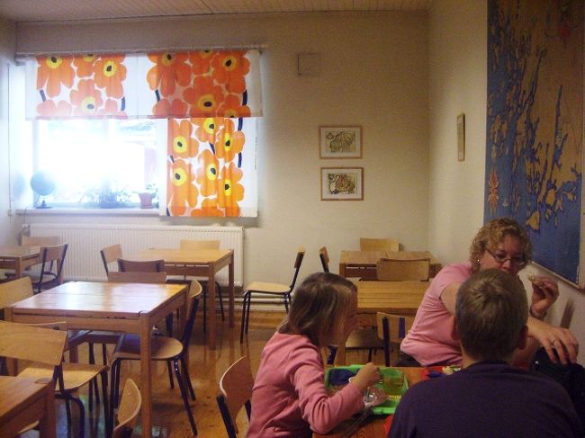 ここは食堂。<br /><br />流石フィンランド。マリメッコのカーテンみたいなのが３つ垂れ下がっていました。<br />同じ部屋で仲良くしてくださった女の人にご飯を作って頂いた。<br />ありがとうございましたｍ(＿　＿)ｍ<br /><br /><br /><br />