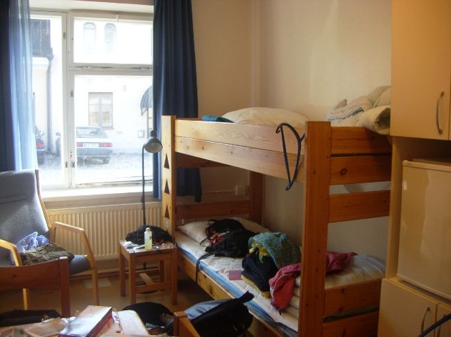 いつも荷物は荒れ放題。<br /><br />今日こそ綺麗に整頓しなくちゃ。