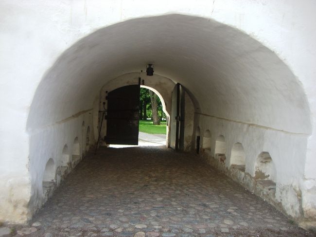 さてここをくぐると・・・