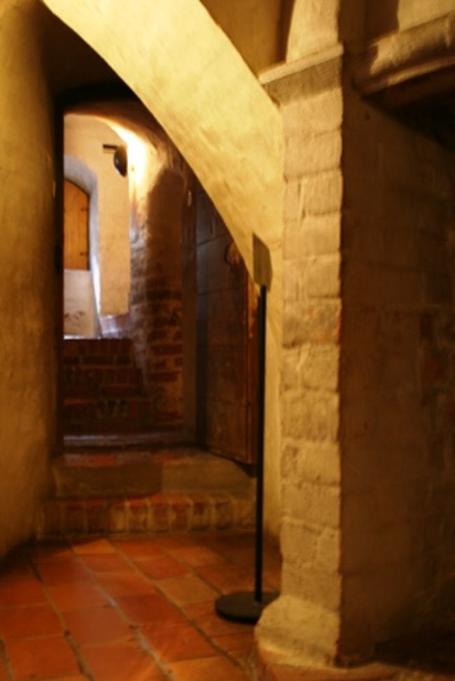 こんな細い道もいくつかある。<br />拡張、破壊、修復がくりかえされたせいだろう。