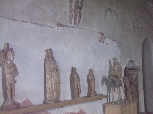 壁に沿って展示されている。