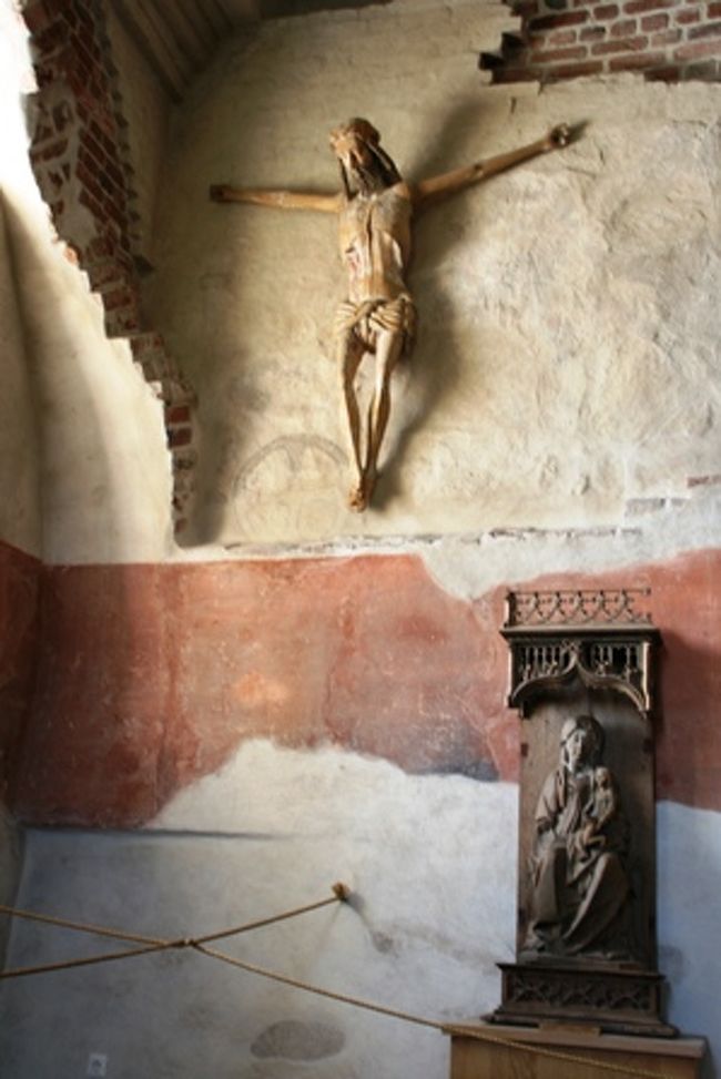 キリスト様が掲げられていた。<br /><br />その表情はなんともいえなかった。<br /><br />胸の血がリアルに痛々しかった。