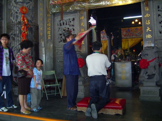 乗船時間まで時間があるので東隆宮見学<br />お払いの様子。