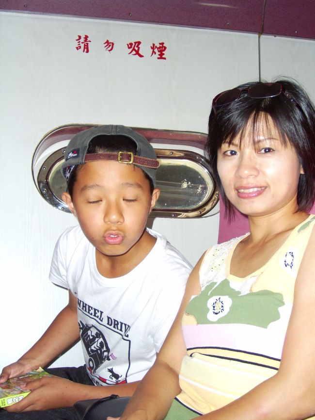 出航30分前には窓の大きい一階デッキは満席になってました。これは地下デッキの写真。<br />窓は汚れてるしたいした景色も見えないけど、<br />沈没時の生存率が違うから一階を狙いましょう。