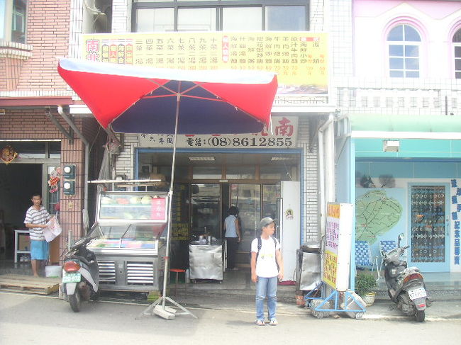 小琉球大飯店の前のこのお店<br />牛肉麺がおいしかった。<br />名物の桜海老がたっぷりのチャーハンは蝦が硬くて口に刺さる。