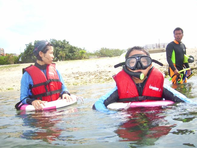 シュノーケル一人300元。<br />浮き輪をつないだのをインストラクターが引っ張って案内してくれます。<br />用具を持ってるなら頼む必要もない。