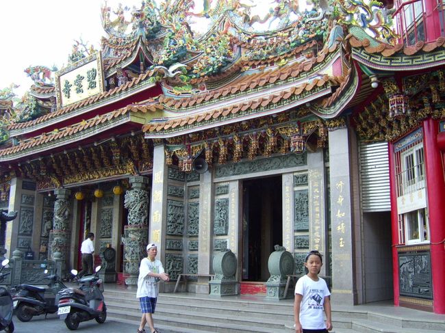 向こうのお寺の屋根は凝ってる。<br />高雄とは比べ物にならん。<br />海の民は信仰篤いのかな。