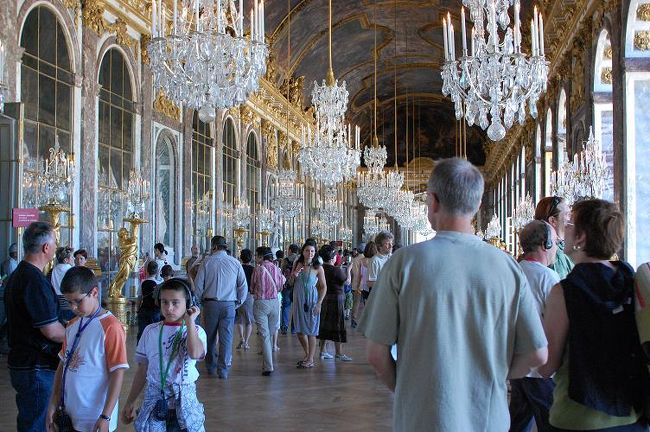 ベルサイユ宮殿鏡の回廊です。ガイドブックの写真は人が写っていないのできれいですが、当り前のことですが、人がわんさかいます。
