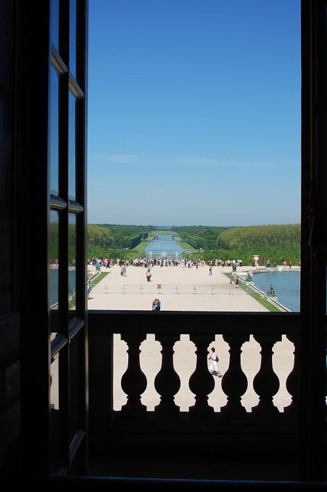 鏡の回廊から庭園を写したもの。まだ噴水は動いていません。噴水が動いている時間が決まっているので注意です。