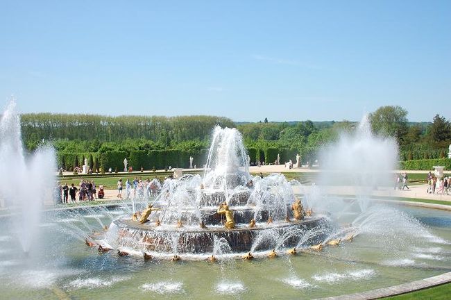 噴水が動いているところ。夏の間は、週末と祝日に稼働するようです。