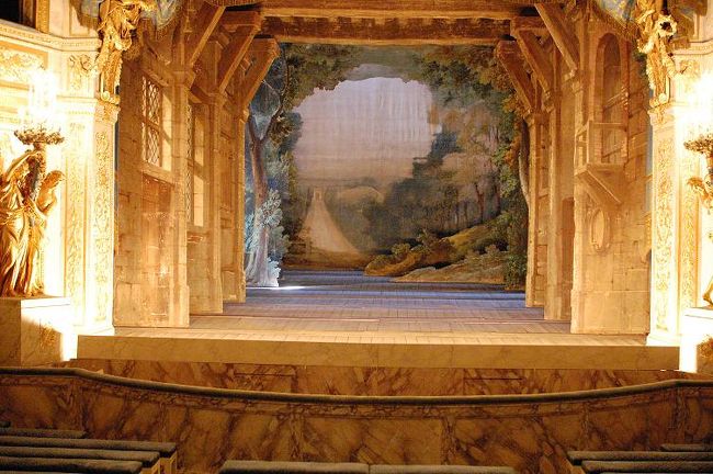 王妃の劇場の内部。マリーアントワネットは、この劇場で自身が役者としても演じ、また観客としても楽しんだそうです。