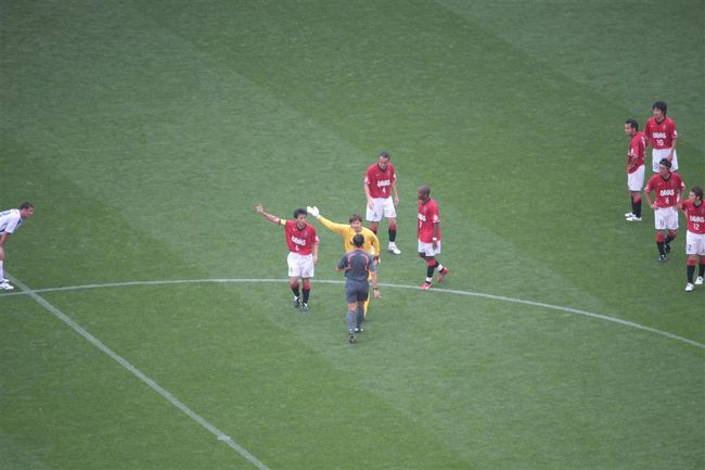 都築の猛抗議むなしく…岡田主審も試合途中からゲームをコントロールできなくなっていた。