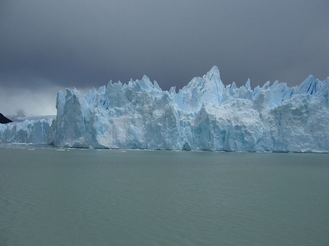 　氷河が光を複雑に反射した結果、このような神秘的な青白い輝きを放つらしい。すごいです。