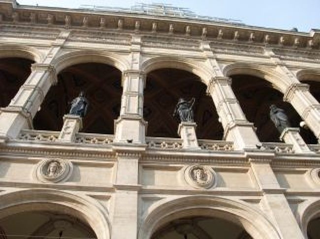 飛行機が予定より１時間早くついたので、リンクまで散策に行きました。<br />オペラ座です。