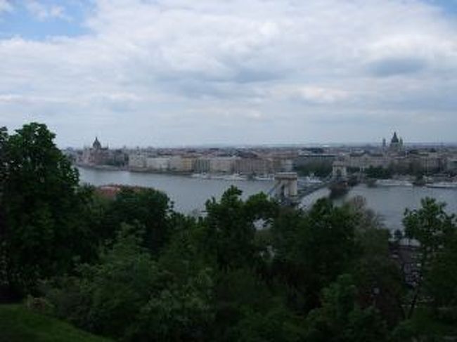 王宮の裏側から見たドナウ川＆くさり橋＆国会議事堂です。