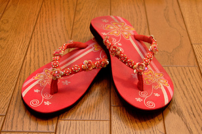 そして、お土産たちです。<br /><br />暑苦しいスニーカーを脱いで、ギャレリアで買いました。滞在中はずっとこれ!^^v<br />日本円で300円くらいでした。<br />ビーズが沢山付いていて可愛い♪