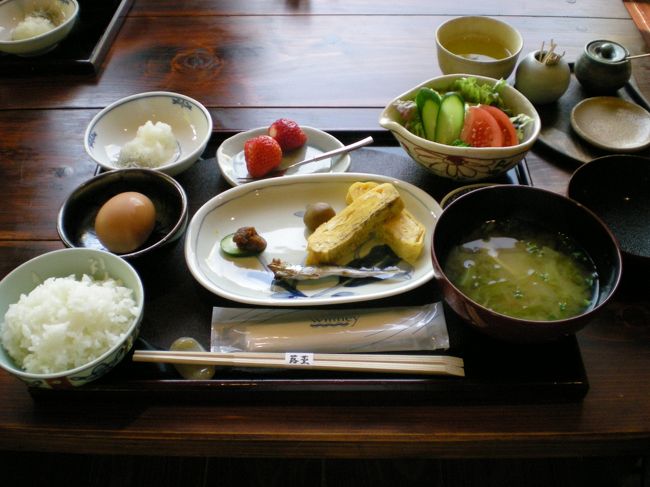 いきなり食べ物の写真で失礼します。<br />前日から宿泊していた宿の朝食です。<br />宿は富貴寺のすぐお隣にある蕗薹（ふきのとう）さん。１泊２食付き９０００円の宿泊代ながら、地元の食材を使った手作りの食事が大変おいしく、建物も風情がある離れ風だし、２４時間利用できる温泉もあるし、かなり高コストパフォーマンスでした。超オススメ。