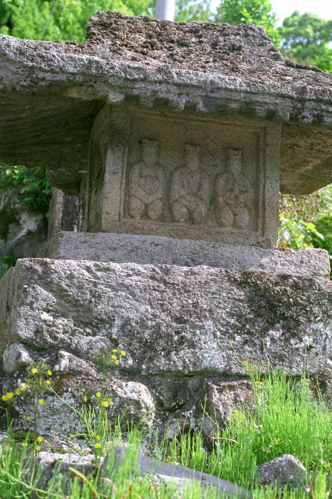 国東半島は石仏の里。至るところに石仏、石塔があります。富貴寺の門前にもさっそくありました。石仏を見ると心躍る私です。