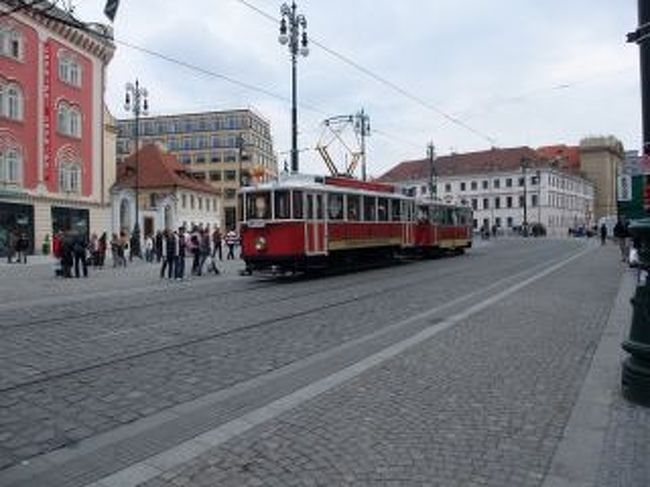 何かのイベントらしく現在は走っていない古い市電が走っていました。
