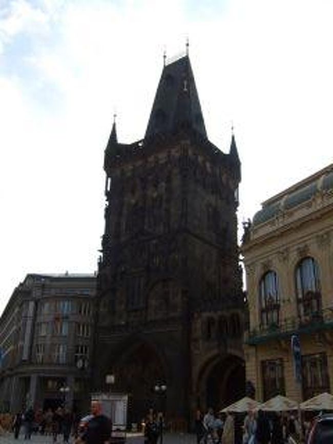 古城から帰ってきて、再びプラハ。<br />火薬塔です。