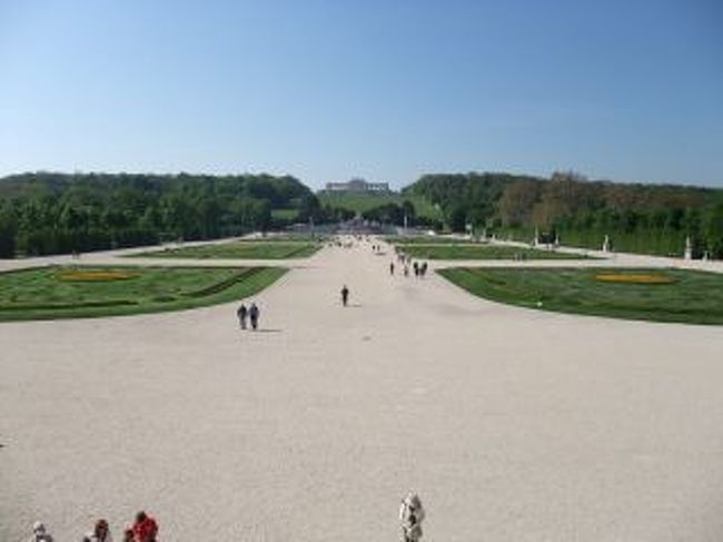 シェーンブルン宮殿の庭園。<br />