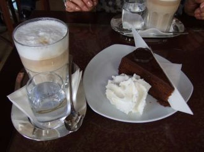 ザッハーでザッハトルテを食べました。<br />結構おいしかったです♪