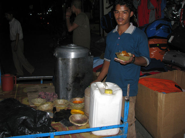 ネパール風餃子モモの屋台。<br />たったの20Rsでめちゃボリュームもあり美味い！<br />お金のない時に何度もお世話になりました。