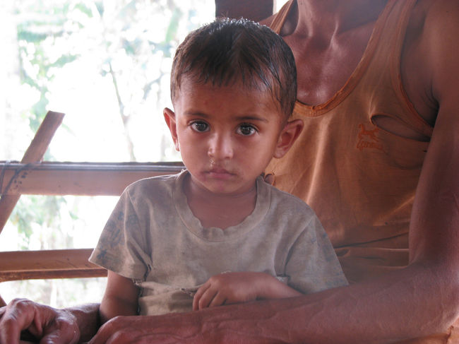 かわいい子供。<br />ネパールやインドの子供は目がくりくりで本当に可愛い。<br />でもこの子を抱いたまま皆さんで輪になってマリファナ吸ってました・・・。<br />子供の前で吸うのやめてくれよー。