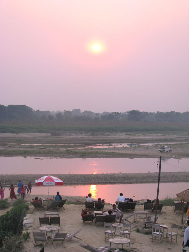 毎日ここでご飯＆酒。<br />どうせ停電してるので夕日を見ながら電気がつく時間（21時とか）まで飲んでた。<br />夜は電気がないのでロウソクだけだけど蛍が川辺に沢山居てすごく綺麗。