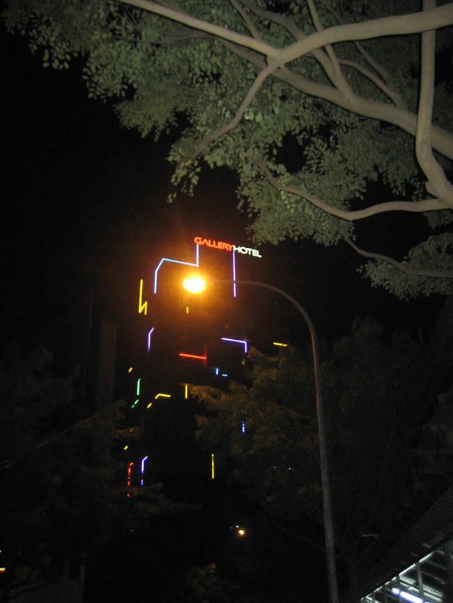 外観は、こんな感じです。<br /><br />GALLERY HOTEL<br /><br />http://www.galleryhotel.com.sg/