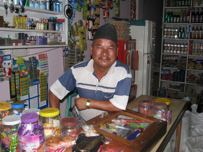 何でもネパールの人と同じ値段で売ってくれるオッサン。<br />ちょっとくらいぼったくってもいいんだよ・・・。