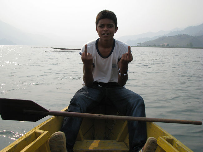 ボートに4時間乗せてくれた。<br />冗談で嘘ばっかり言ってたけどいい子だ。