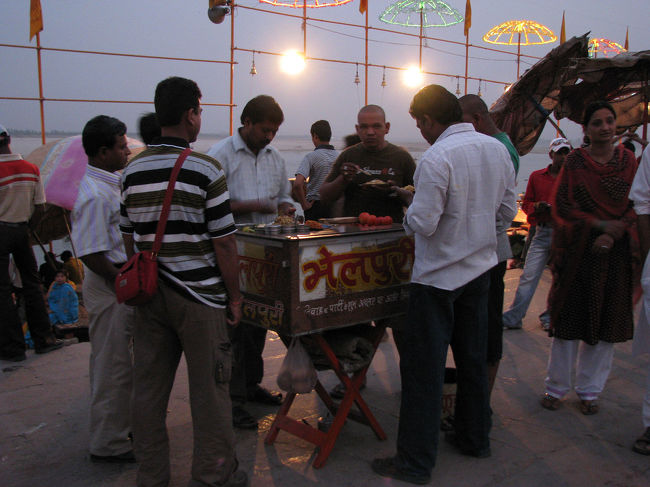 何かよくわからんものを食べる人達。<br />食べてみたら不味くはないけどすぐ飽きた・・・。