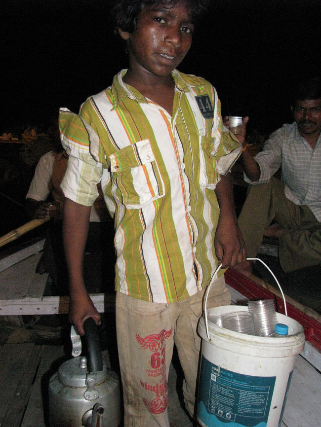 チャイを売る小僧。<br />ボートの上を器用に飛び移って売り歩く。<br />インドの食い物の中でチャイだけは美味い！！