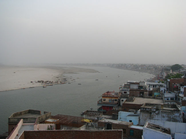 ゲストハウスから見たガンガー。