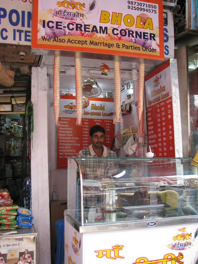 アイスクリーム屋。<br />冬にはなかったような・・・・。<br />テイスティングもさせてくれるし安くて美味い。<br />日本と同じ感じで清潔。