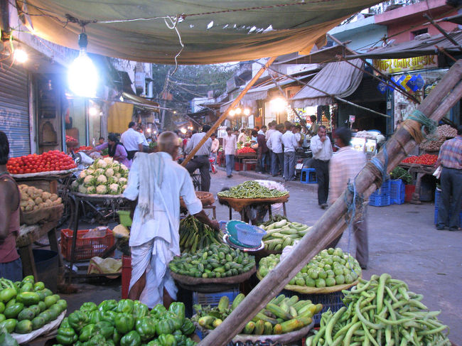 野菜市場。<br />買うものないけど歩くだけで面白い。<br />さすがに声はかからない。