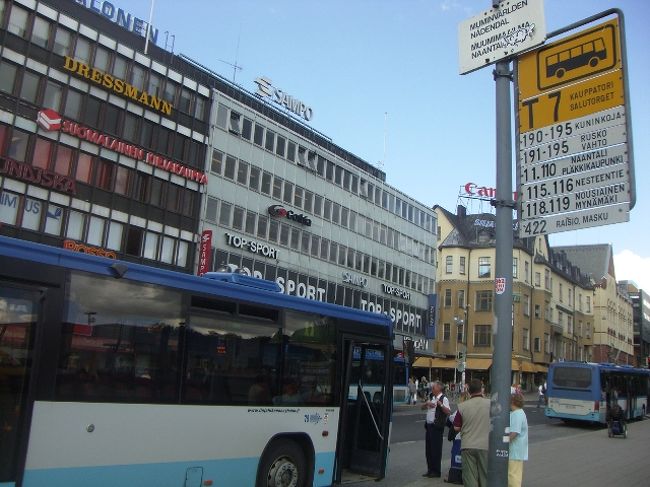 さぁバスに乗り込もう。<br /><br />この季節バスは沢山出ているみたいだ。