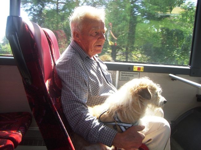 こんにちは。<br /><br />私(犬)だってバスに乗ります。<br />慣れてるんです。<br />おりこうさんでしょ？