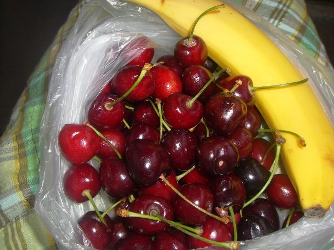 市場で買った大量のさくらんぼ。<br />２０分で食べ干します。<br /><br />うまい(＾ー＾*)