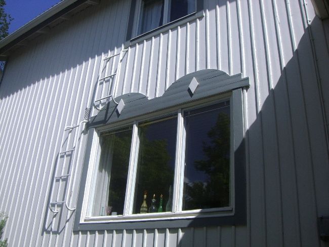 ナーンタリのバス停から思ったより歩く。<br /><br />住宅街を歩く。<br /><br />ふと気になることに、全ての家にこのようなはしごがついている。屋根とか窓まで登れる感じに。<br />一体何の為に付けられているのだろう？<br />とても気になります（・＿・？