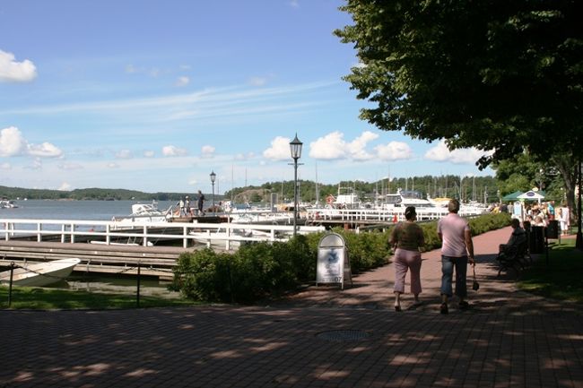 観光案内所の前にはマリーナが広がっている。<br />沢山のヨットやクルーザーが並び、沢山の人でにぎわっていた。