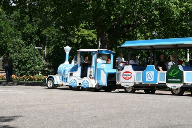 こんな可愛らしい汽車の乗り物でムーミンワールドの入り口まで行くこともできる。<br />しかし　物価の高いこの北欧でそんな余裕はあるはずもなく　歩きますか。