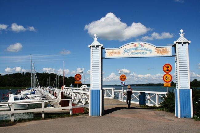 着きました！<br />この桟橋を渡るとカイロ島！<br />ムーミンワールドと言う訳です！