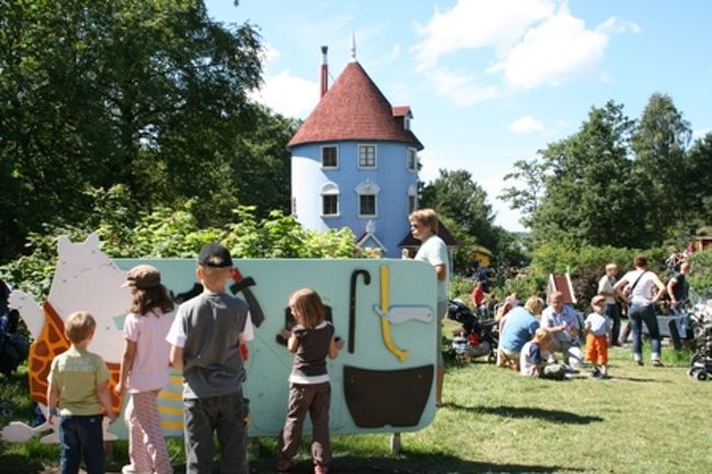 子ども達はフローレンの着せ替えで遊びます。