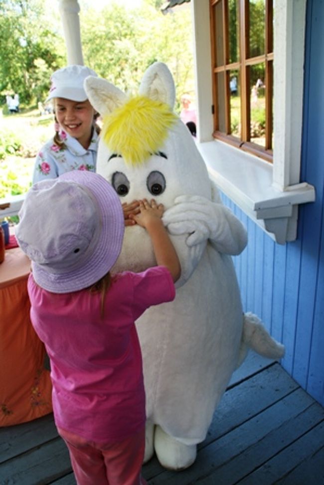 ムーミンハウスにお邪魔しま〜す！<br /><br />子ども達はフローレンと遊び、写真を撮ります。<br /><br />玄関先にて。