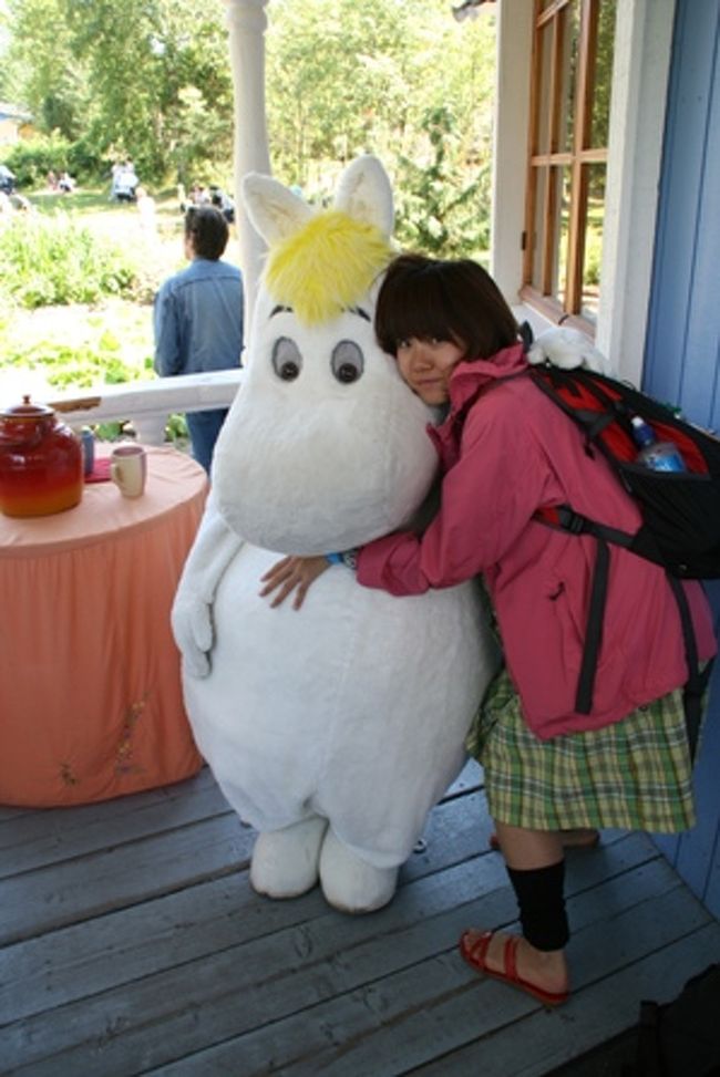 私もはしゃいでフローレンと写真を撮りましょう。<br /><br />しかし　このフローレンさん　立っている様に思われるでしょうが、後ろを見ると人間さんは座ってらっしゃいました(・　・;