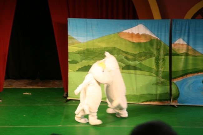 ムーミンのショーがやっていた。<br /><br />何を話しているかは分からない。<br /><br />ムーミンとフローレンが腕を組んで踊っていて可愛い。