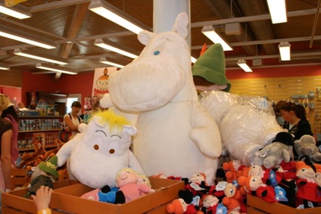 お土産やさんでお土産を買おう！<br /><br />ナーンタリという文字入りのTシャツやらタオルやら買った。<br /><br />しかしここは子供たちが楽しむことのできるちびっ子ワールドだった。<br /><br />